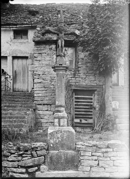 Croix de cimetière avec Christ