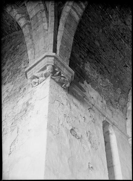 Intérieur : cul-de-lampe à la croisée du transept