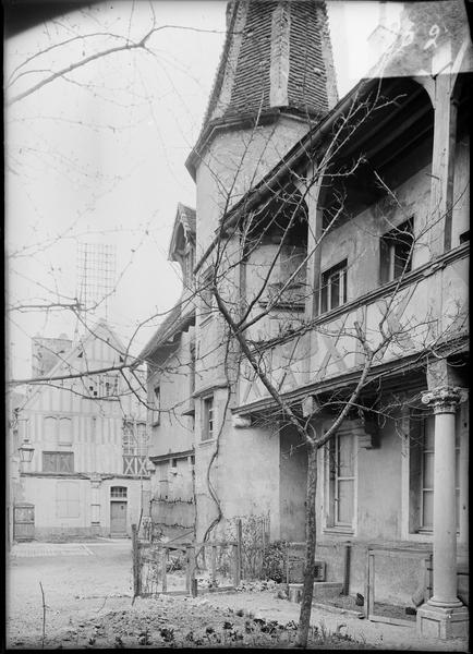 Tourelle d'escalier et galerie