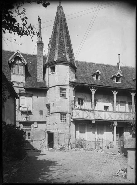 Tourelle d'escalier et galerie