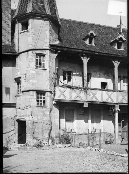 Tourelle d'escalier et galerie