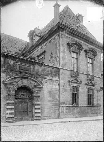 Façade sur rue avec portail d'entrée