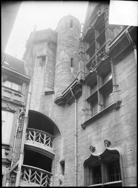 Façade sur cour intérieure avec escalier d'angle à rampe sculptée