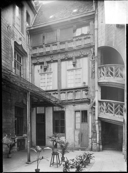 Façade sur cour intérieure avec escalier d'angle à rampe sculptée