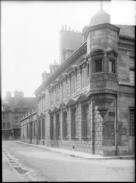 Façade sur rue avec tourelle d'angle