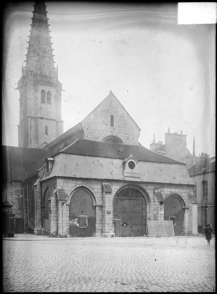 Ensemble nord-ouest avec clocher