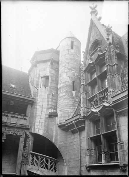 Façade sur cour intérieure avec escalier d'angle à rampe sculptée et fenêtres flamboyantes