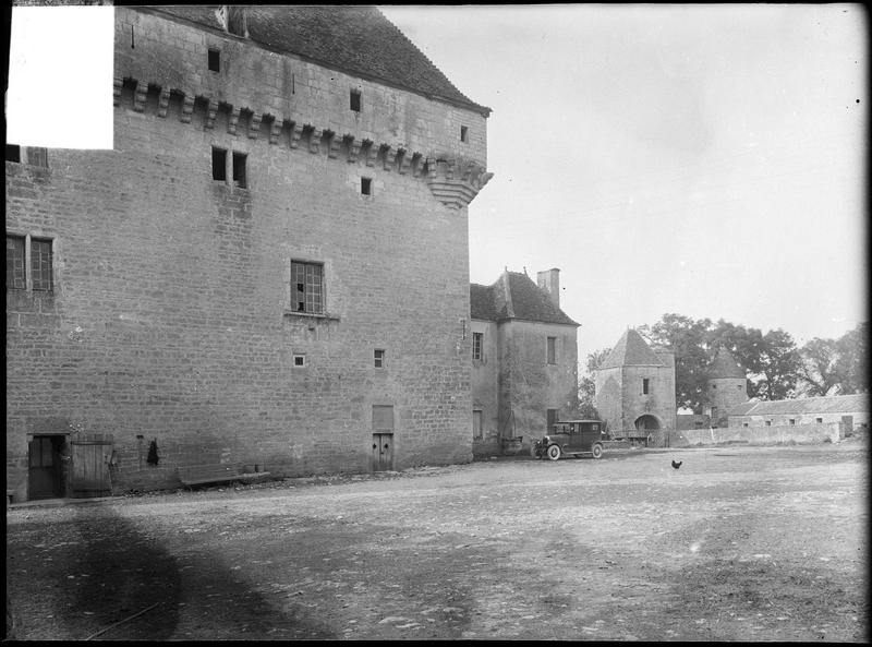 Tour quadrangulaire, depuis la cour intérieure