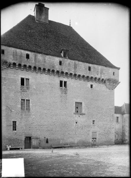 Tour quadrangulaire depuis la cour intérieure