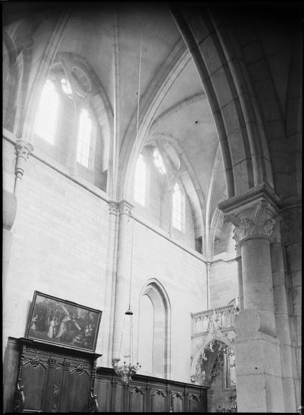 Intérieur : fenêtres hautes du choeur depuis la croisée du transept