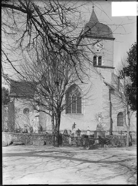 Ensemble avec cimetière au premier plan