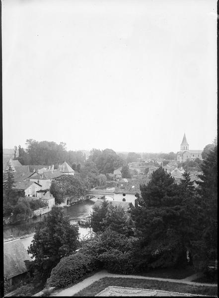 Vue en plongée avec la Charente et l'église en arrière plan