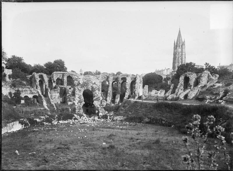 Restes des gradins de l'amphithéâtre et clocher de l'église Saint-Eutrope au loin