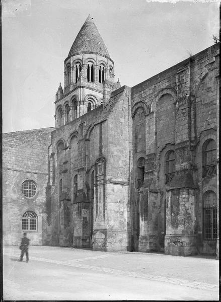 Ensemble nord-ouest avec clocher de l'église abbatiale