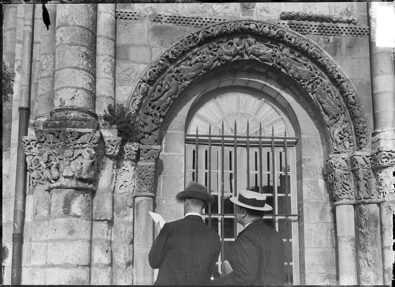 Façade ouest de l'église abbatiale animée, détail de l'arcade gauche