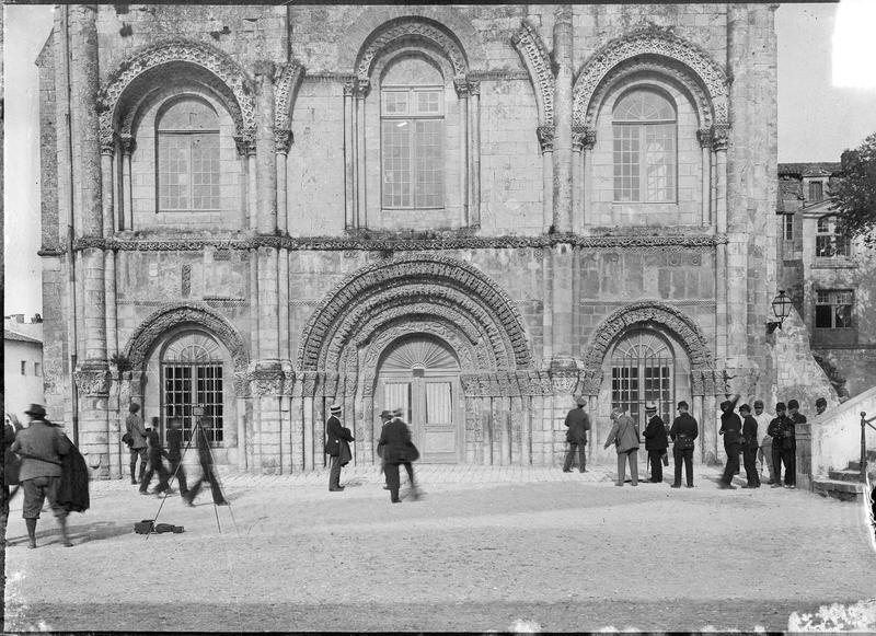 Façade ouest de l'église abbatiale animée