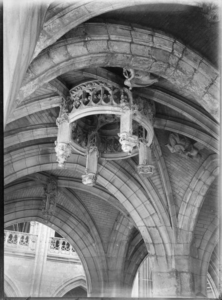 Intérieur : clé de voûte sculptée entourée d'anges musiciens