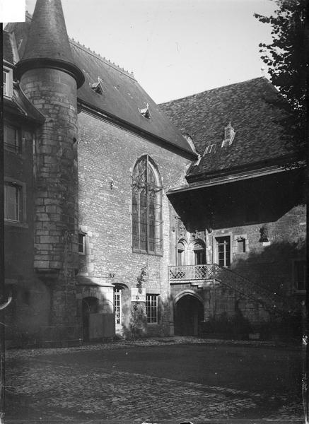 Partie de la chapelle avec tourelle d'escalier sur cour