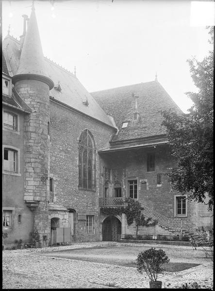 Partie de la chapelle avec tourelle d'escalier sur cour