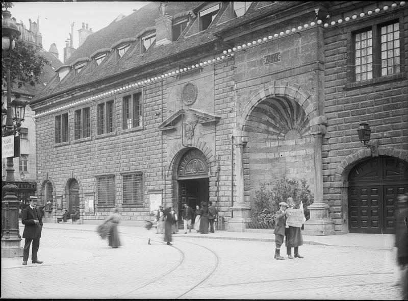 Façade sur une place animée, fontaine