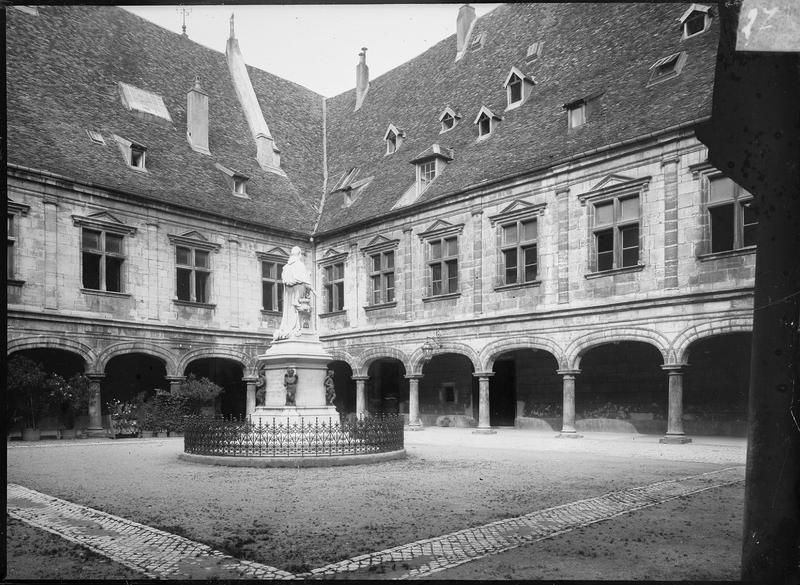 Cour intérieure avec statue du cardinal Granvelle