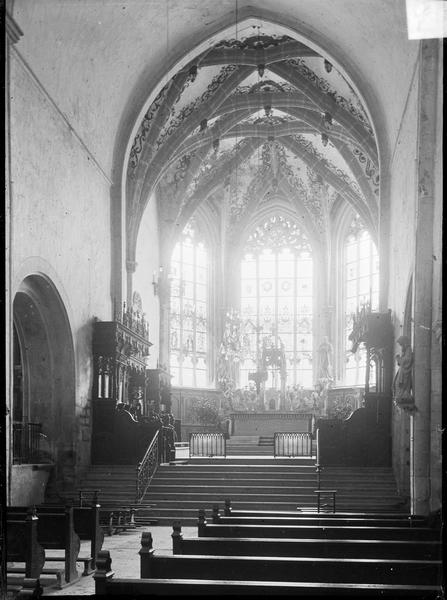 Intérieur : choeur avec stalles depuis la nef