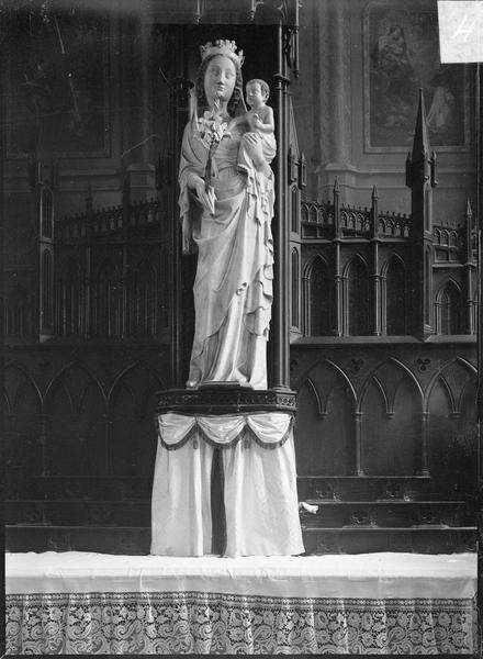 Intérieur : statue de la Vierge à l'Enfant