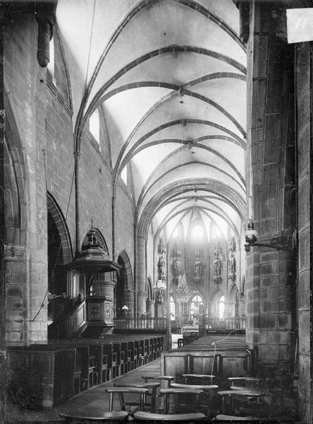 Intérieur : choeur depuis la nef avec chaire à prêcher