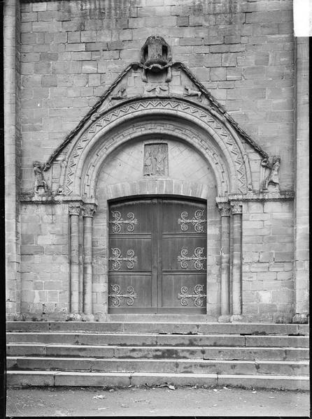 Porche d'entrée à tympan sculpé représentant le paganisme enchaîné, orné d'un bas-relief représentant le miracle opéré par saint Laud sur une femme aveugle