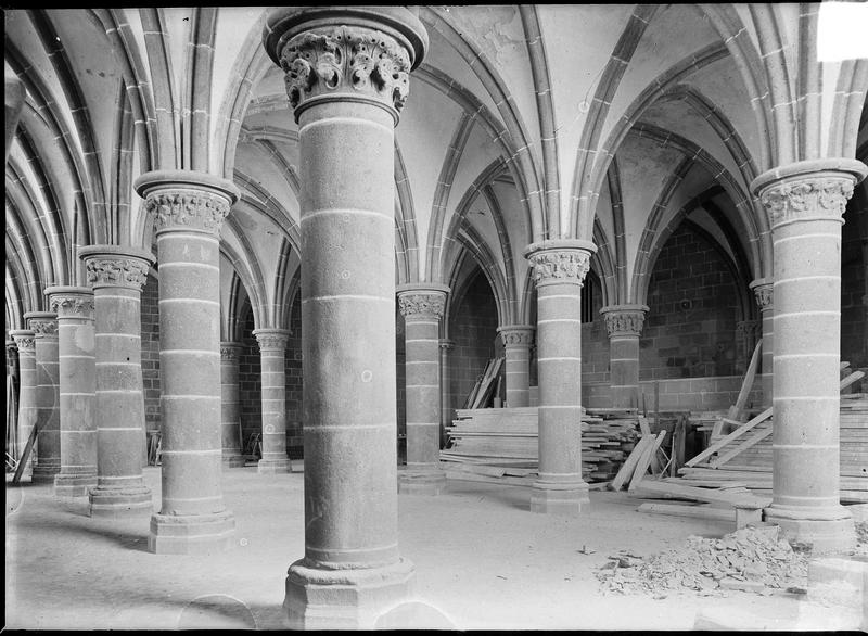 Intérieur : colonnade de la salle des Chevaliers