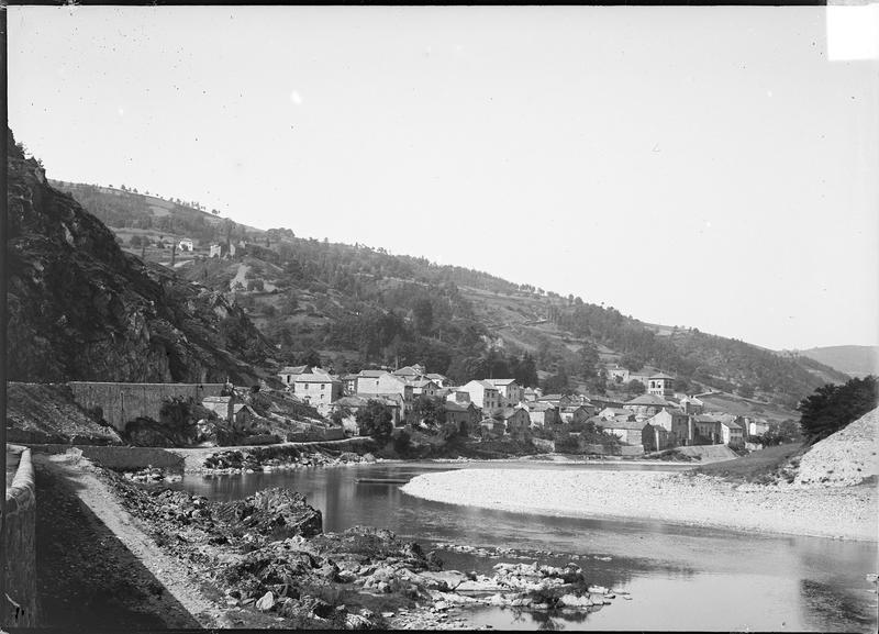 Vue générale du village depuis les bords de la Loire avec l'église Saint-Gilles en arrière-plan