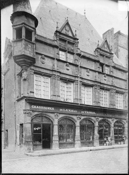 Façade à arcades sur rue