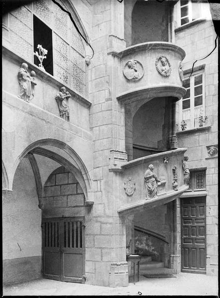 Escalier à vis sculpté