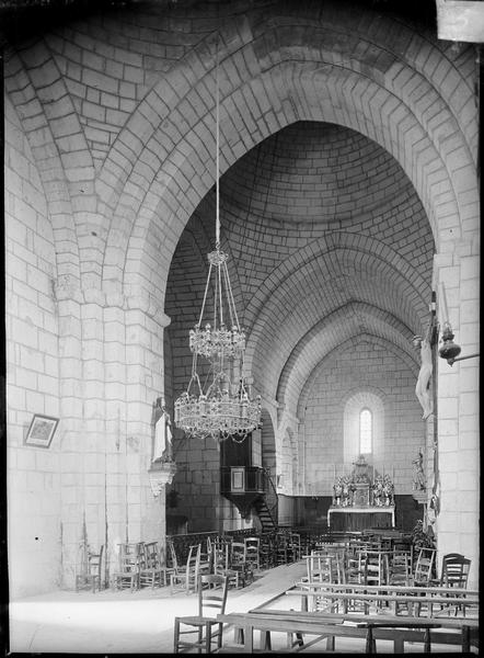 Intérieur : choeur depuis l'entrée