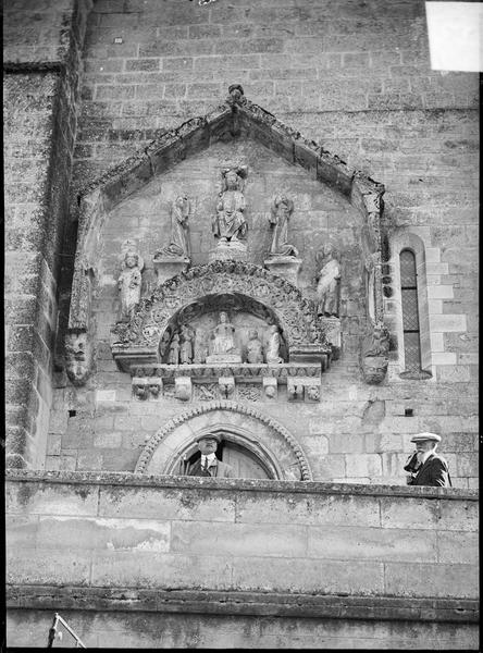 Portail de la façade nord avec sculptures dans une niche à fronton