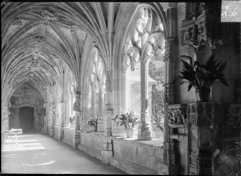 Intérieur : galerie du cloître