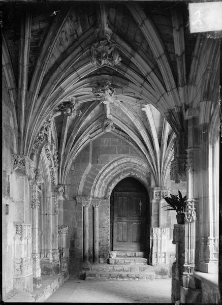 Intérieur : galerie du cloître