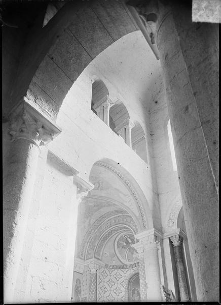 Intérieur : chapelle Saint-Clément avec peinture murale du Christ en majesté