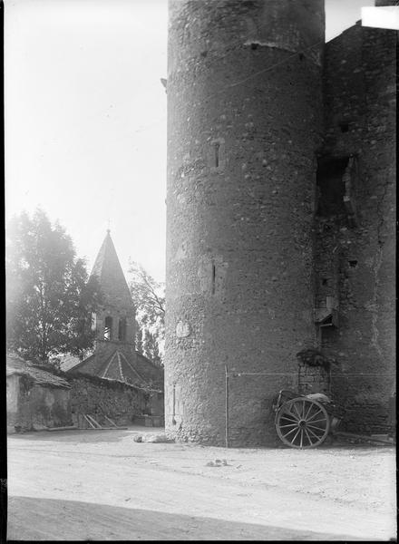 Abside et clocher, tour du vieux château au premier plan