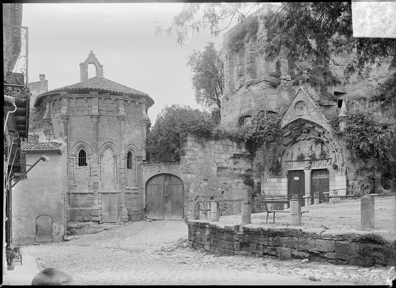 Portail de l'église et chapelle de Saint-Emilion à gauche