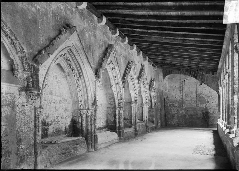 Intérieur : galerie du cloître avec enfeux