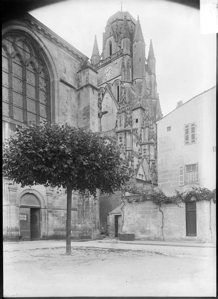 Clocher depuis une rue