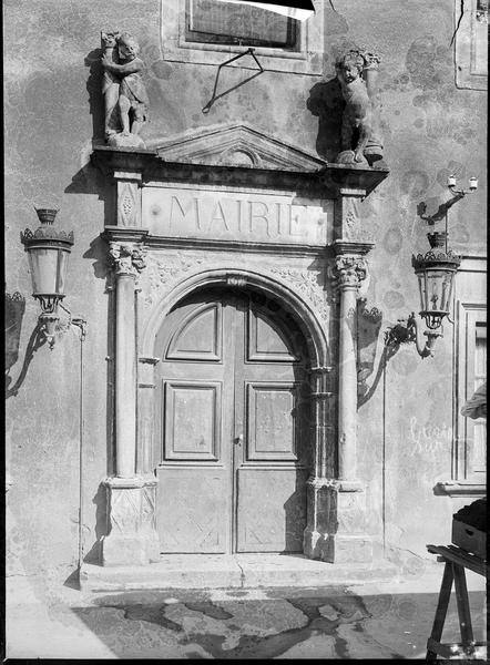 Porte d'entrée sculptée à colonnades