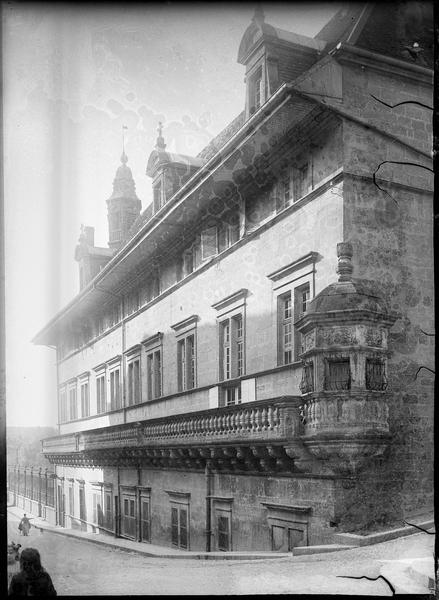 Façade sur rue avec échauguette