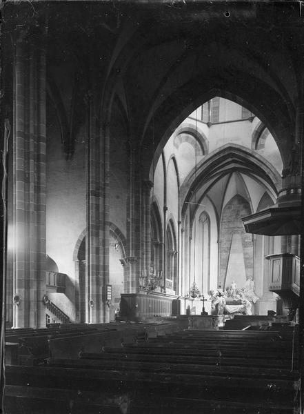 Intérieur : choeur avec tombeau de Maurice de Saxe depuis la nef