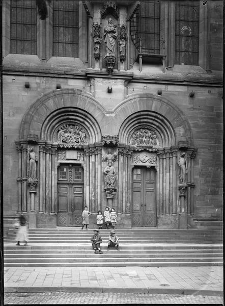 Portail latéral sud, enfants