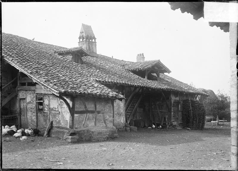 Façade à pans de bois du bâtiment à cheminée sarrasine