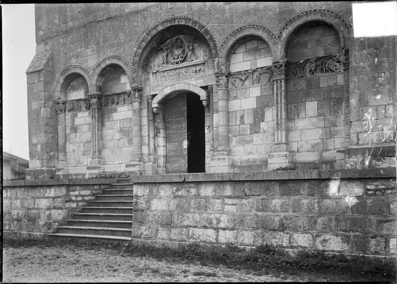 Façade ouest avec portail d'entrée