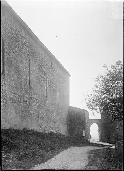 Façade latérale et porte d'En-Haut à l'arrière-plan