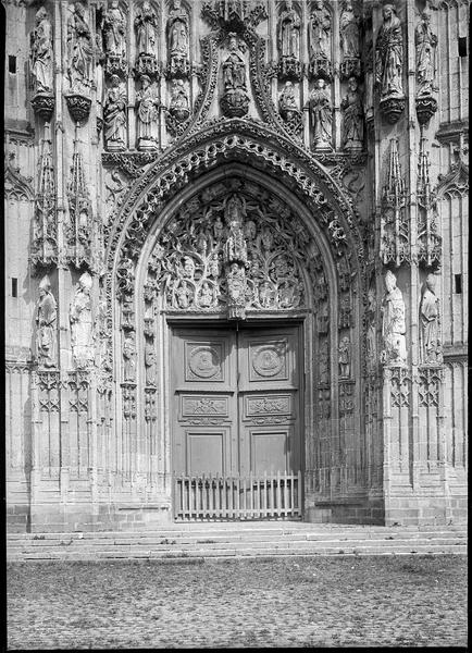 Portail central de la façade ouest avec tympan sculpté